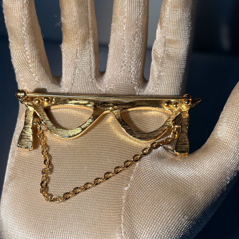 Vintage Avon Brooch Cat Eye Glasses Clear Rhinestones Gold Tone Hanging Chain - Picture 4 of 5